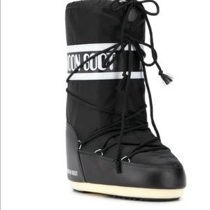 Black NWT Moon Boots